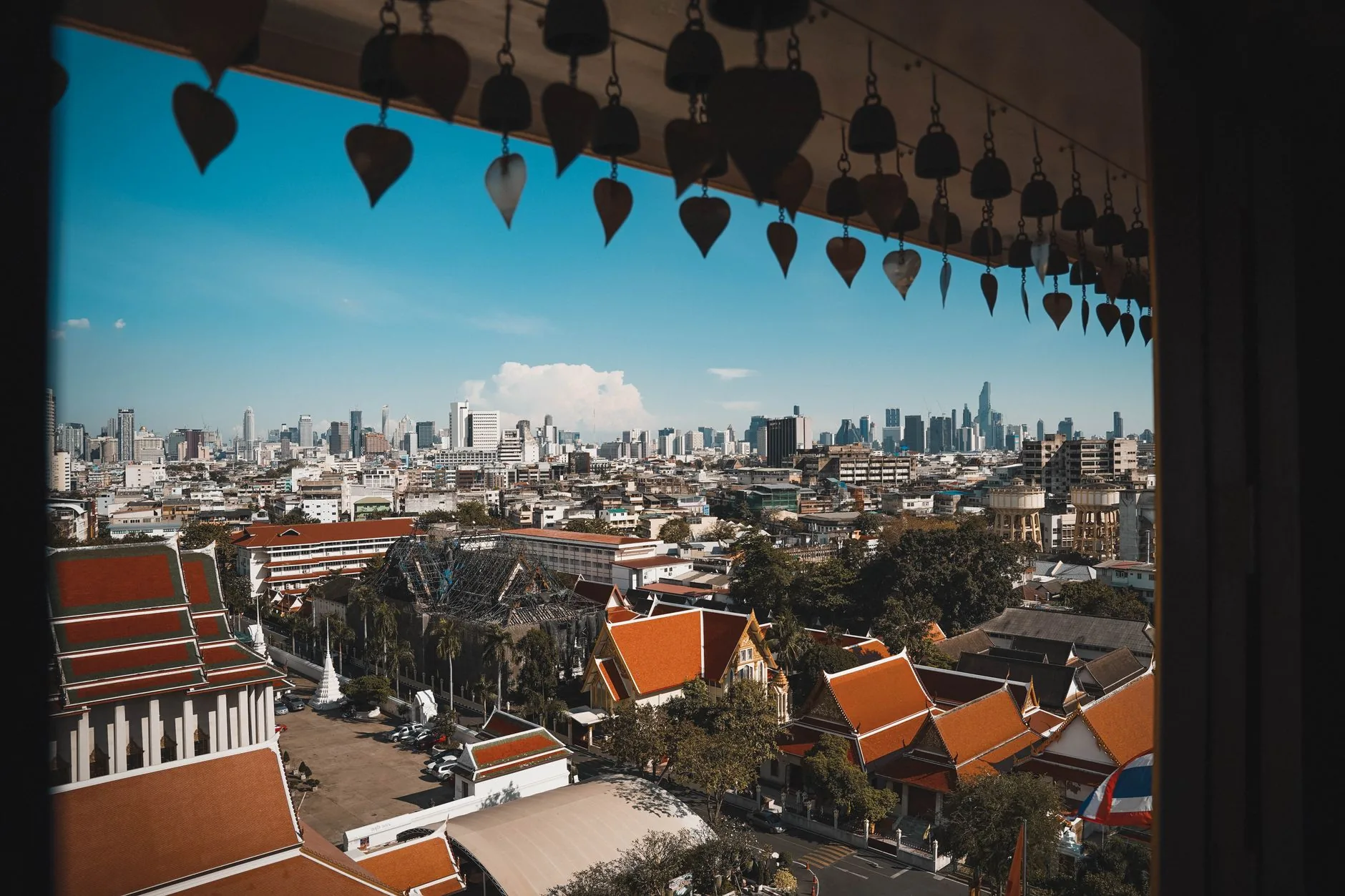 14-60天生規律與成功徵兆:風險辨識與避坑指南插图1 Stunning view of Bangkok city skyline with traditional Thai temples in the foreground. 泰国佛牌与法事内容说明图