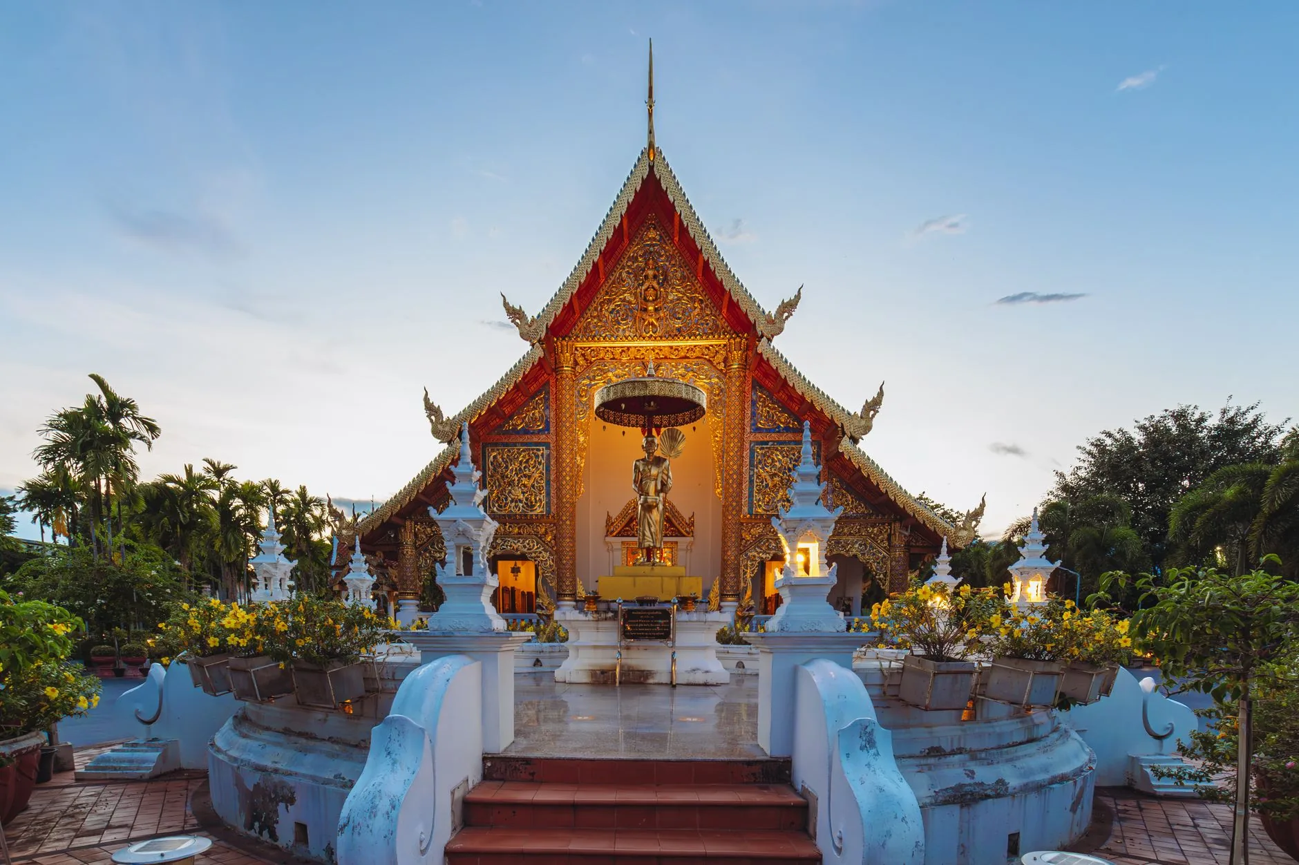 劈木尼情降風險評估:真假辨別、安全邊界與避坑指南插图1 Stunning view of Wat Phra Singh Temple in Chiang Mai, Thailand during twilight. 泰国佛牌与法事内容说明图