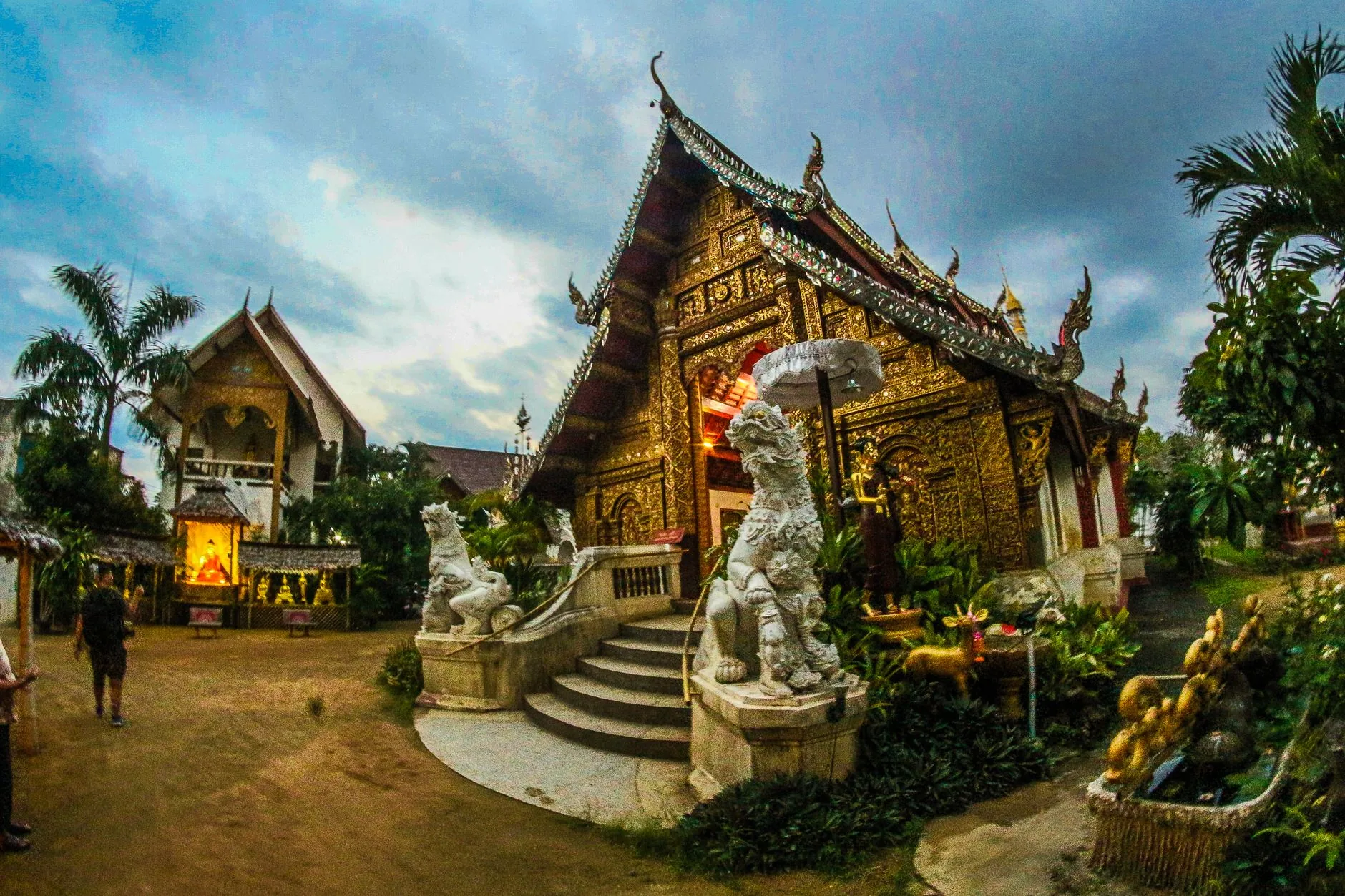 14-60天生規律與成功徵兆:風險辨識與理性判斷指南插图1 A beautifully detailed Thai temple at dusk, showcasing traditional architecture and sculptures in Chiang Mai. 泰国佛牌与法事内容说